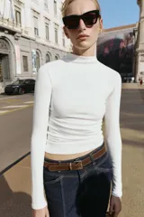 Camiseta de manga larga con cuello subido, de corte regular y largo estándar.