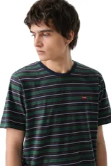 Remera de manga corta Levi's con diseño de rayas horizontales en tonos verdes, azules y blancos. Presenta cuello redondo en color azul marino y el logo de la marca bordado en el pecho.