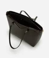 Cartera tipo shopper de gran tamaño, confeccionada en cuero sintético (PU) color verde oscuro. Presenta un diseño de trapecio invertido con asas de mano fijas, correa larga ajustable y desmontable, cierre superior con cremallera y detalles metálicos dorados.