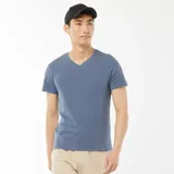 Camiseta de hombre azul con cuello en V y mangas cortas.