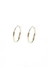Aros argolla básicos de plata 925 con baño de oro de 18k, diseño minimalista y clásico.