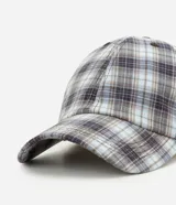 Gorra de aba curva confeccionada en franela de algodón, con diseño a cuadros en tonos gris, celeste y blanco, paneles estructurados y cierre regulable trasero con hebilla metálica.
