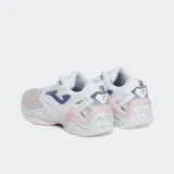 Championes de tenis Joma modelo Set Lady 2532 para mujer, con capellada blanca y detalles en rosado y azul. Cuentan con entresuela blanca con efecto salpicado y suela de goma diseñada para superficies de juego.