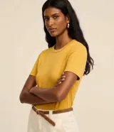 Blusa básica ajustada en rib de algodón, de manga corta y cuello redondo, color mostaza.