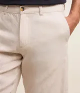 Bermuda slim de lino y algodón color beige, de corte ajustado, con trabillas para cinturón y bolsillos laterales y traseros.