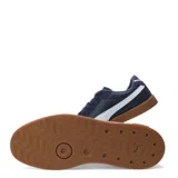 Championes urbanos Puma modelo Club II Era, color negro con detalles en blanco y suela de goma color marrón. Confeccionados en una combinación de cuero y gamuza, presentan el logo de la marca en dorado en el lateral.