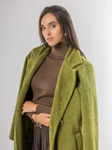 Tapado de paño sofisticado con solapas clásicas, cierre frontal de botones y bolsillos laterales. Presenta un diseño de corte recto y estructura elegante.