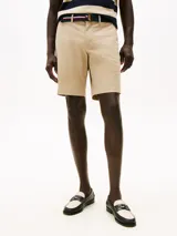 Pantalón corto beige tipo chino de Tommy Hilfiger, con bolsillos laterales y traseros, confeccionado en sarga de algodón y elastano. Incluye trabillas para cinturón.