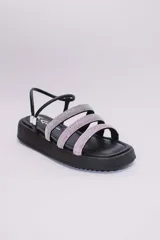 Sandalias negras con plataforma y tres tiras horizontales con apliques brillantes.