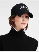 Gorra de béisbol negra con visera curva y logo bordado en blanco en el panel frontal.