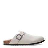 Zueco negro de mujer con suela de goma negra y plantilla de corcho. Presenta una tira ancha ajustable con hebilla metálica sobre el empeine.