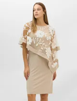 Vestido midi de seda fría con silueta ajustada y capa superior amplia de microtul con bordados florales blancos. Presenta un diseño elegante con escote redondo y mangas tipo capa.