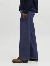 Jeans de corte recto y tiro estándar, confeccionados en denim azul oscuro con costuras en hilo contrastante.