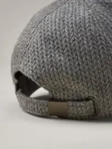 Gorra con visera de tejido de punto en color gris, con parche rectangular decorativo en color bordó con logo de la marca Benson & Thomas.