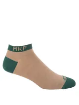 Calcetín corto de fibra de bambú en color beige con detalles en verde en el talón, la puntera y el puño. Presenta el logo de la marca RKF bordado en el puño y en la puntera.