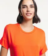 Blusa básica de viscosa color azul marino, con cuello redondo y mangas cortas de diseño cuadrado sin sisas.