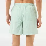 Short de baño con diseño de rayas finas en color verde claro y blanco, con cintura elástica y cordón ajustable.