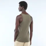Musculosa de algodón en color verde militar, con cuello redondo y diseño ajustado al cuerpo.