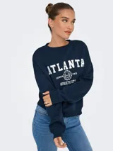 Buzo azul marino de manga larga con cuello redondo y puños acanalados. Presenta un fit holgado y un largo corto. Estampado frontal con la palabra "ATLANTA" en blanco y detalles de texto y escudo.