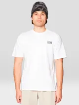 Remera de manga corta Mountain Hardwear confeccionada en jersey de algodón liviano. Presenta cuello redondo, corte clásico y un pequeño logo estampado en el pecho izquierdo.