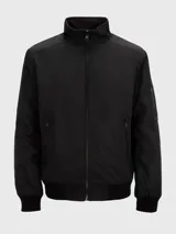 Campera bomber negra con cuello alto, cierre frontal con cremallera, puños y dobladillo elásticos.