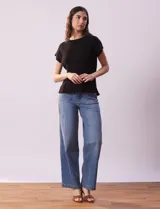 Buzo de tejido acanalado marca Tahari, con cuello redondo a la base y mangas tipo dolman. Presenta un diseño de líneas verticales y diagonales en el tejido.