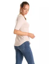 Remera básica de cuello redondo y manga corta, con ruedo redondeado. Confeccionada en tejido suave con caída.