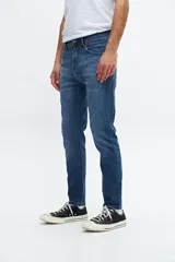 Jean de calce ajustado color azul con lavado medio.