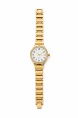 Reloj de pulsera color dorado con caja redonda rodeada de pequeños cristales brilhantes, esfera blanca con números arábigos y brazalete metálico de eslabones.
