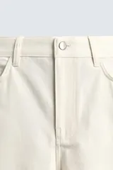 Pantalón de corte regular fit, confeccionado en una mezcla de algodón y lino. Presenta un diseño clásico de cinco bolsillos, con cierre frontal de cremallera y botón.