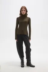 Polera de cuello alto y manga larga, confeccionada en tejido de viscosa con elastano, de corte ajustado al cuerpo.
