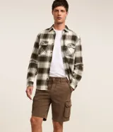 Bermuda cargo para hombre en sarga gris oscuro, con bolsillos laterales con solapa y cierre de botón y cremallera.
