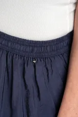 Babucha negra de viscosa con cintura elástica con cordón de ajuste y puños fruncidos en los tobillos.