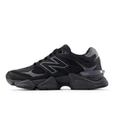 Championes urbanos New Balance modelo 9060, color negro con detalles en gris oscuro. Presentan un diseño robusto y futurista inspirado en la estética Y2K, confeccionados con parte superior de malla y superposiciones de gamuza, entresuela gruesa con amortiguación y suela texturizada.