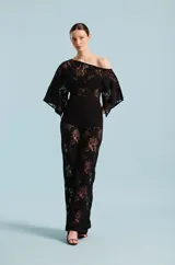 Mono largo de encaje negro, con diseño de hombros descubiertos, mangas amplias tipo kimono y pantalón de corte recto. Incluye un cinturón entallado del mismo tono.