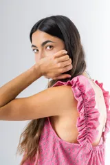 Pijama de algodón estampado, compuesto por una musculosa con escote recto fruncido y breteles con volados, y un short con cintura elástica y terminación con volado en el ruedo.