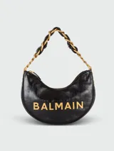 Bolso bandolera Balmain modelo Soft Moon, confeccionado en cuero negro con patrón geométrico en relieve y logo Balmain en letras doradas. Asa de cadena dorada con apliques de cuero negro.