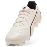 Championes de fútbol Puma modelo King 2.0 Match FG/AG, color arena con franja lateral característica en negro y detalles en rojo neón. Diseñados para césped natural firme y artificial.