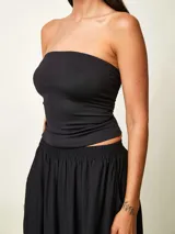 Top strapless color marrón, de diseño ajustado al cuerpo.