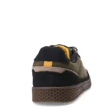 Championes urbanos Caterpillar modelo Pause Retro Leather, confeccionados en una combinación de cuero y gamuza en tonos verde oliva, negro y beige. Presentan una suela de goma con textura hexagonal y cierre mediante cordones.