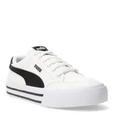 Championes Puma Court Classic Vulc de corte bajo, con capellada de lona blanca y detalles en negro. Presenta la icónica franja lateral de Puma en contraste, etiqueta con logo en la lengüeta y suela vulcanizada con líneas decorativas.