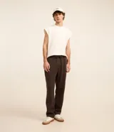 Pantalón recto color marrón, de corte holgado y cómodo, confeccionado en mezcla de algodón y poliéster. Cuenta con cintura elástica con lazo de ajuste y bolsillos laterales.