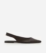Zapatilla tipo slingback de cuero color marrón oscuro, con diseño de punta fina y talón descubierto con tira de ajuste.