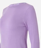 Suéter de punto color rosado, con cuello barco, mangas largas y puños con botones decorativos. El dobladillo también es acanalado.