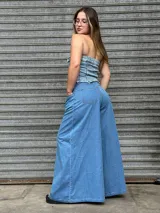 Pantalón de jean celeste, de tiro alto y corte súper ancho.
