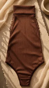 Body de terciopelo acanalado color marrón, de corte ajustado, con cuello alto, diseño sin mangas y detalle de encaje en los laterales.