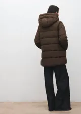 Parka puffer marrón con capucha, cierre frontal con cremallera y bolsillos laterales, confeccionada en poliéster.
