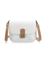 Cartera bandolera de cuero color blanco con solapa y detalles en cuero tostado. Cuenta con herrajes metálicos en tono bronce envejecido y correa ajustable.
