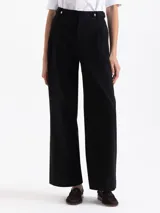 Pantalon de corte wide leg y largo completo, confeccionado en tejido de algodon con elastano. Presenta tablas en la cintura delantera, cierre metalico, ganchos pantaloneros y presillas con broches snap niquelados. Incluye bolsillos laterales y traseros.