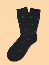 Medias de algodón color gris oscuro con estampado de tréboles de cuatro hojas en color verde.